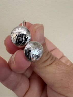 Vintage estate jewelry Sterling silver Floral Engraved Screw-Back Earrings